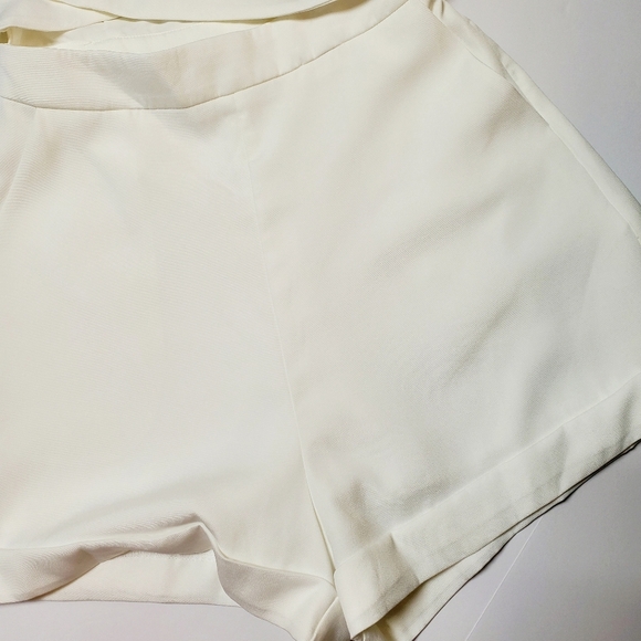 NWOT Lulus Posh and Flirty White Collared Cutout Sleeveless Romper Sz S - Picture 8 of 13